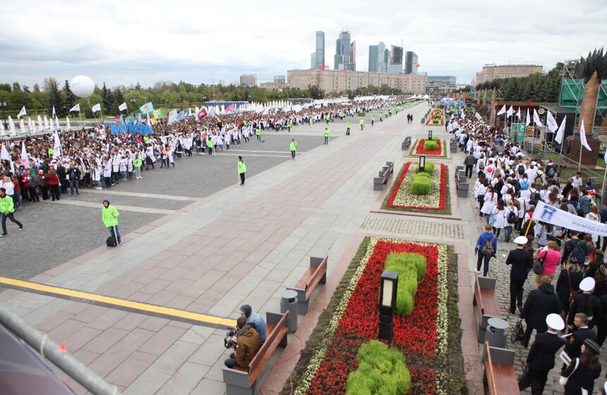 Парад российского студенчества прошел на Поклонной горе 14 фото