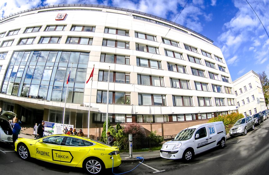 В центре Москвы открыли зарядную станцию для электромобилей 3 фото