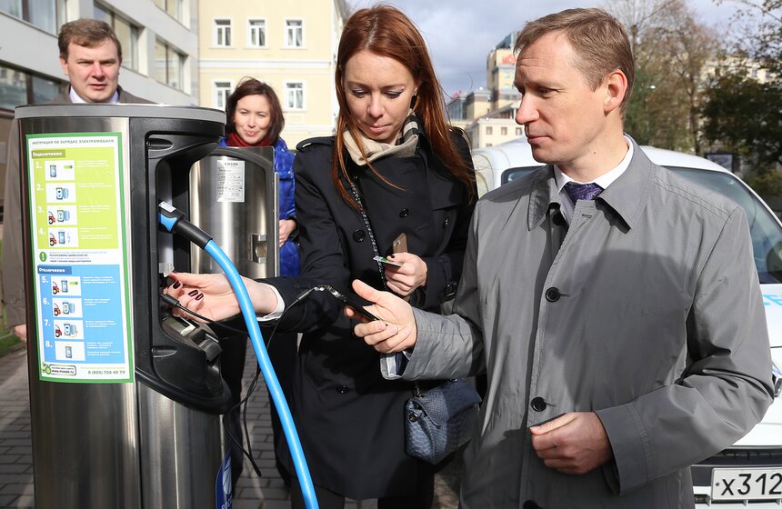 В центре Москвы открыли зарядную станцию для электромобилей 19 фото