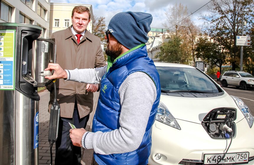 В центре Москвы открыли зарядную станцию для электромобилей 22 фото