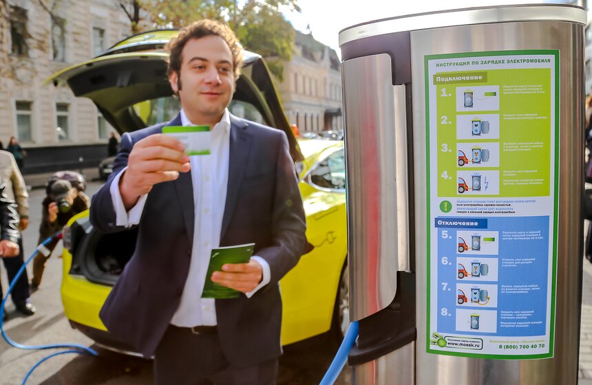 В центре Москвы открыли зарядную станцию для электромобилей 18 фото
