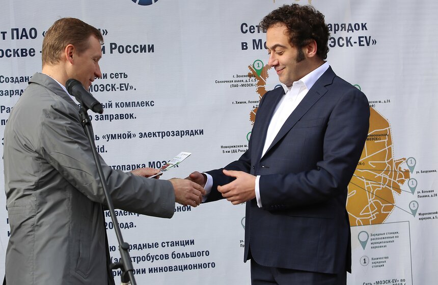 В центре Москвы открыли зарядную станцию для электромобилей 15 фото