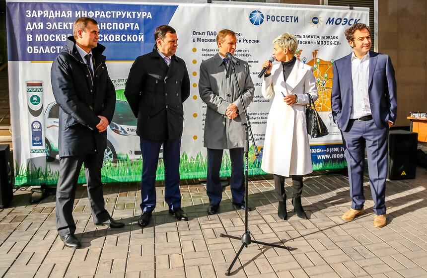 В центре Москвы открыли зарядную станцию для электромобилей 14 фото