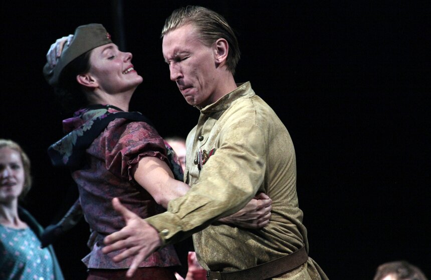 Спектакль "Братья и сестры" в Малом драматическом театре 18 фото