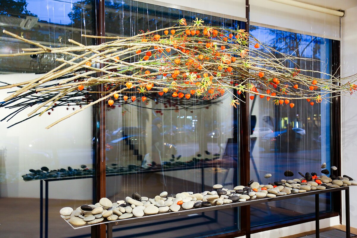 Выставка инсталляция. Флористические инсталляции. Книжные инсталляции. Выставка инсталляция. Инсталляция в детской библиотеке.