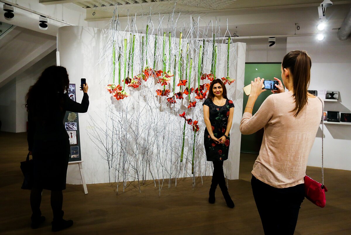 Книжные инсталляции в библиотеках. Выставка-инсталляция по культуре в библиотеке. Инсталляция библиотечные часы. Книжная выставка о родине. Выставка инсталляция.