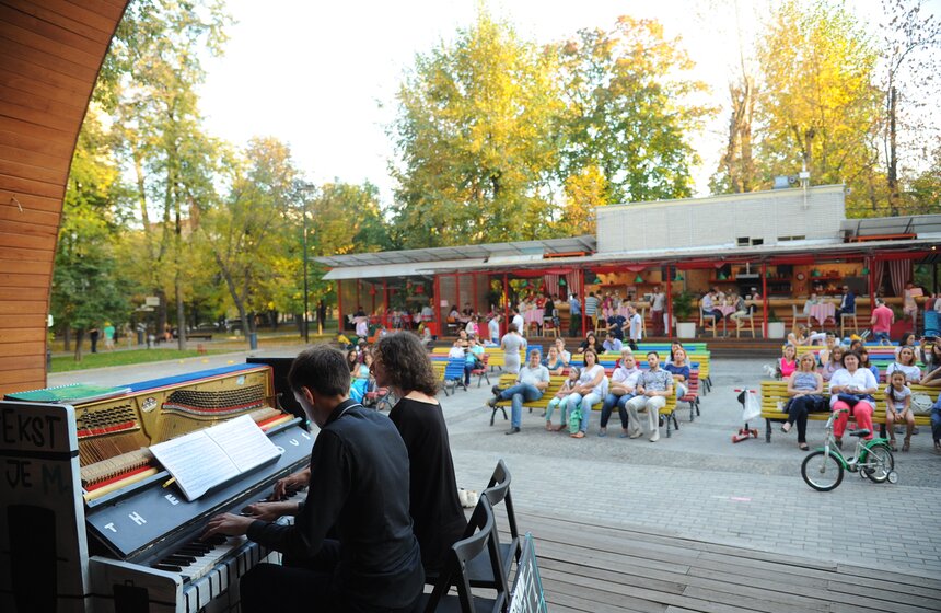 В Москве проходит фестиваль уличных пианино 12 фото