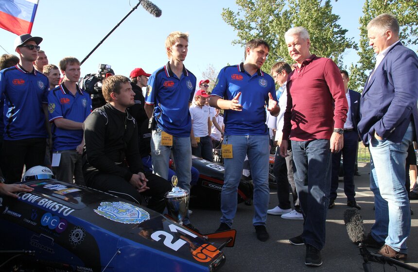 Собянин вручил награды победителям гонки "Формула студент" 21 фото