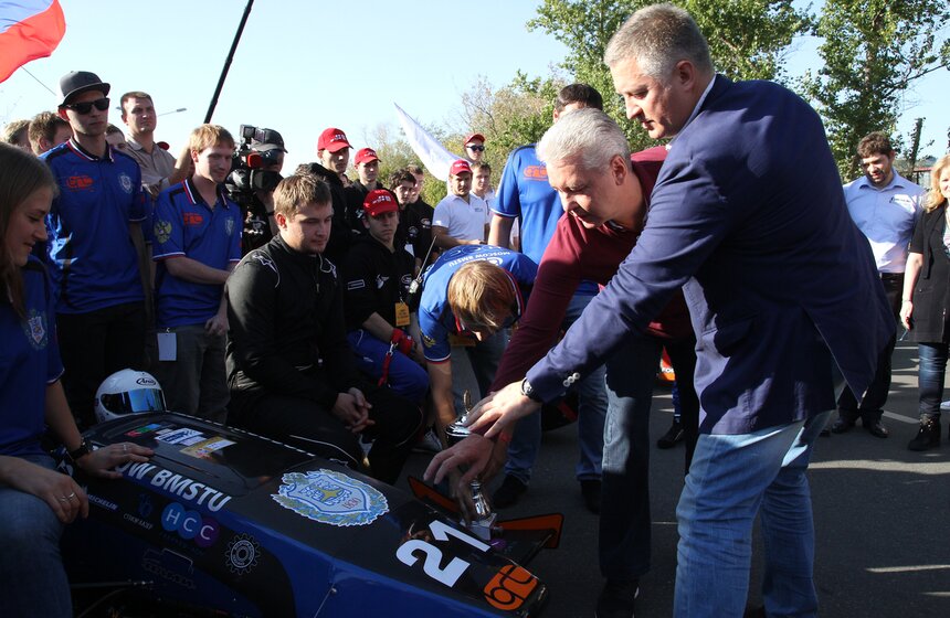 Собянин вручил награды победителям гонки "Формула студент" 20 фото