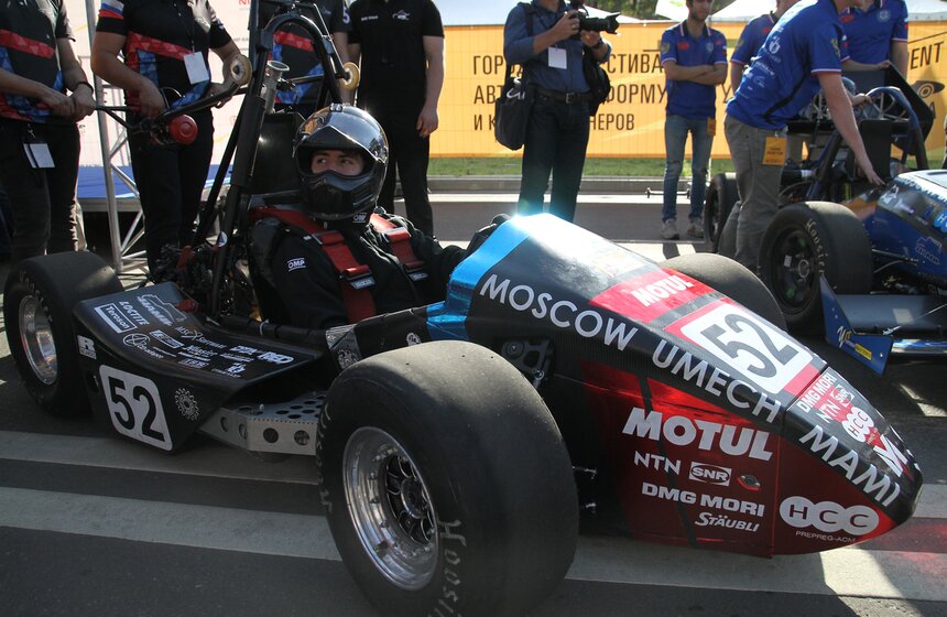 Собянин вручил награды победителям гонки "Формула студент" 15 фото