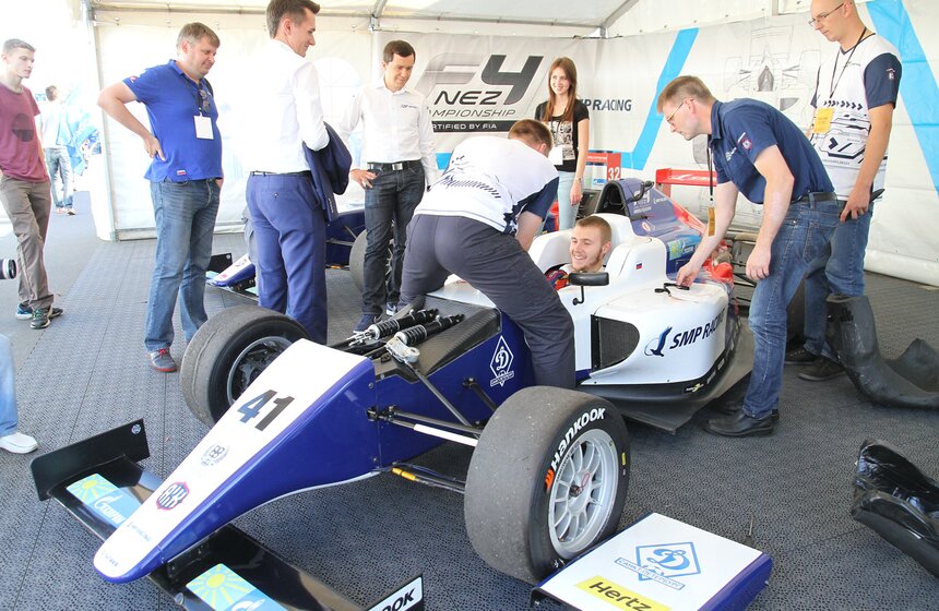 Собянин вручил награды победителям гонки "Формула студент" 11 фото