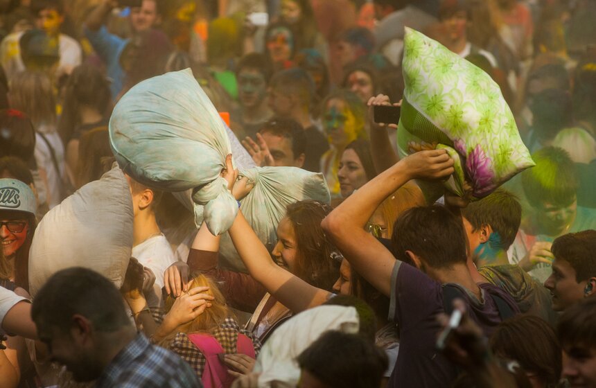 В парке "Фили" прошла Большая битва подушками 11 фото