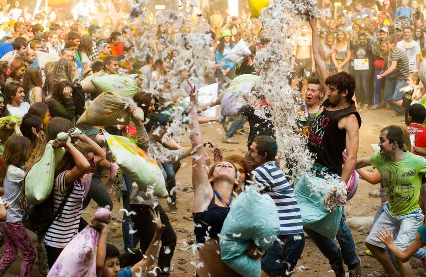 В парке "Фили" прошла Большая битва подушками 6 фото