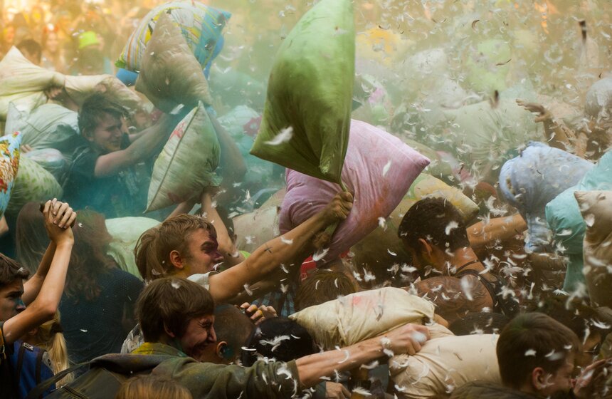 В парке "Фили" прошла Большая битва подушками 9 фото