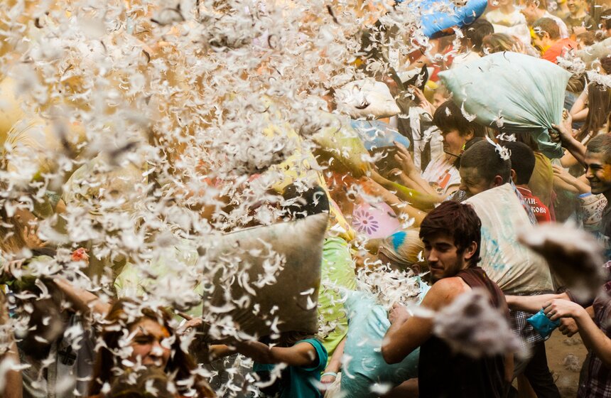 В парке "Фили" прошла Большая битва подушками 7 фото