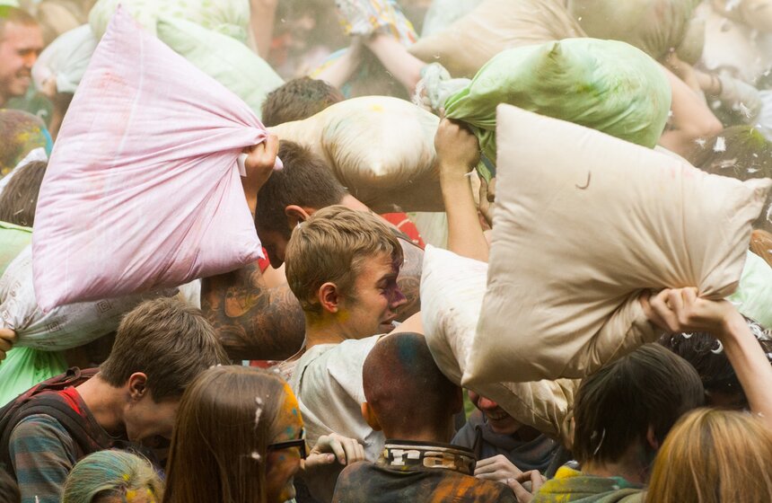 В парке "Фили" прошла Большая битва подушками 10 фото