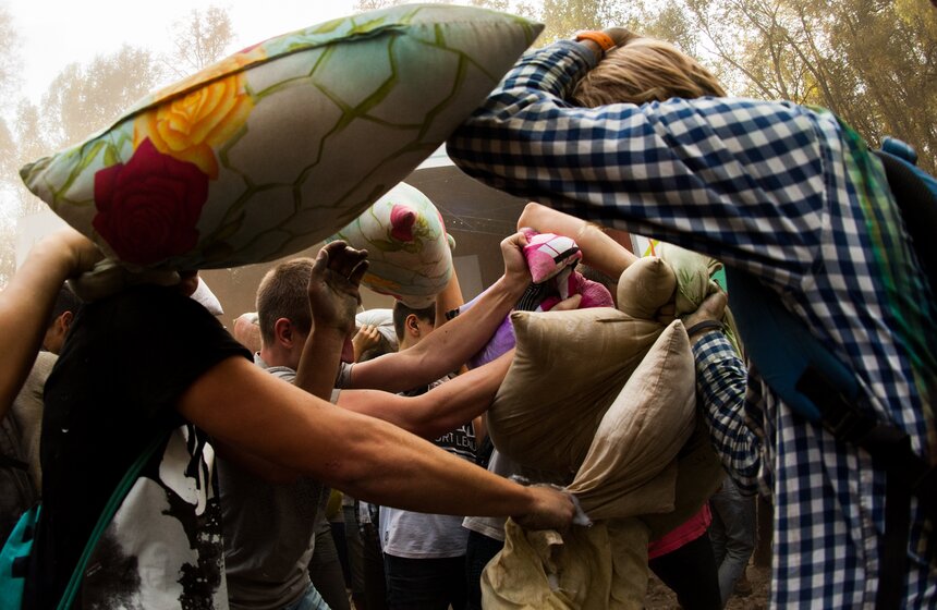 В парке "Фили" прошла Большая битва подушками 19 фото