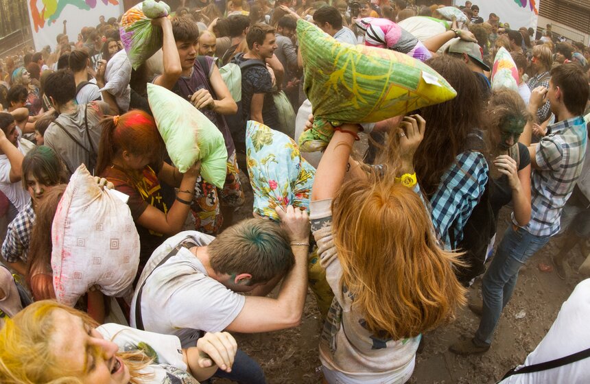 В парке "Фили" прошла Большая битва подушками 18 фото