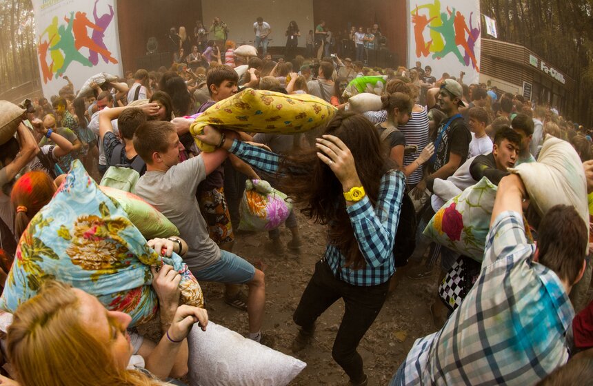 В парке "Фили" прошла Большая битва подушками 17 фото