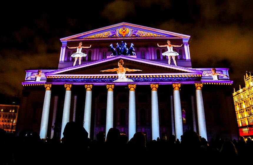 На Большом театре показали световое шоу памяти Майи Плисецкой 18 фото