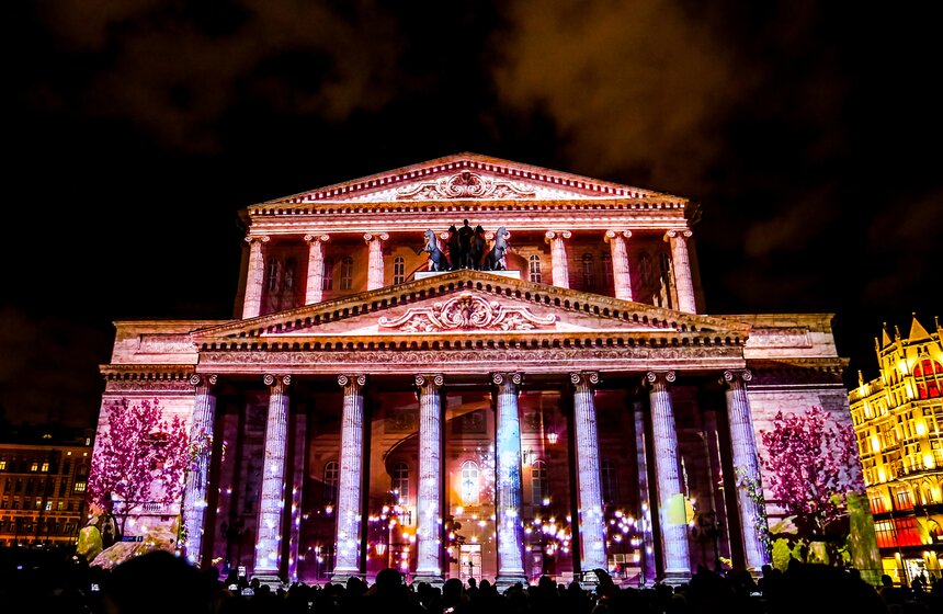 На Большом театре показали световое шоу памяти Майи Плисецкой 5 фото