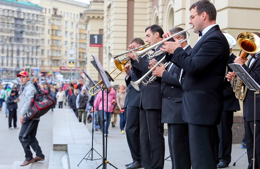 Джазово-духовой оркестр выступил на Павелецком вокзале 15 фото
