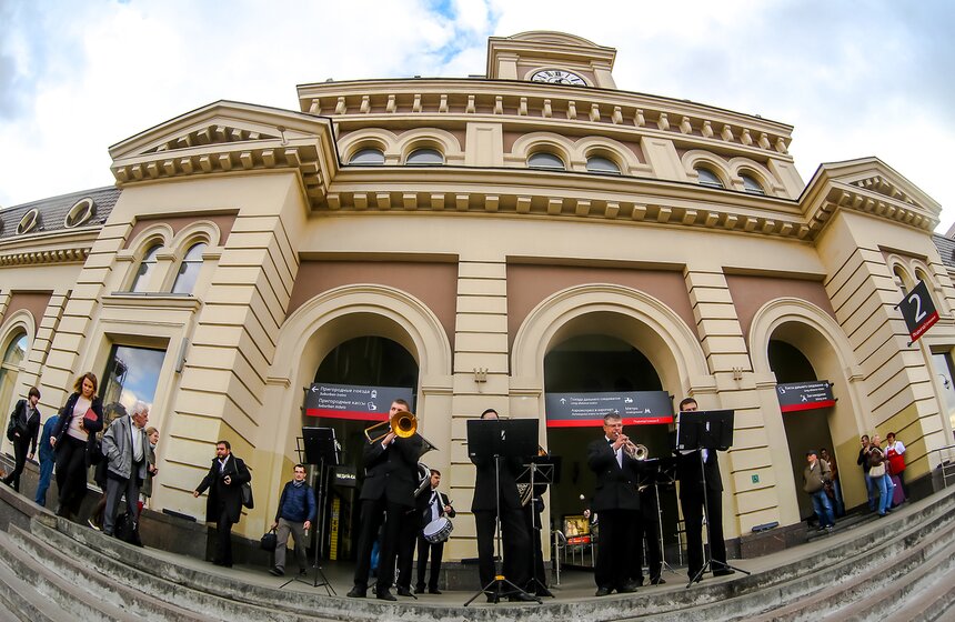 Джазово-духовой оркестр выступил на Павелецком вокзале 14 фото