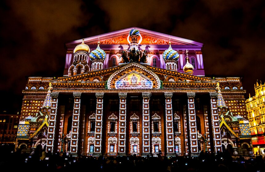 На Большом театре показали световое шоу памяти Майи Плисецкой 3 фото