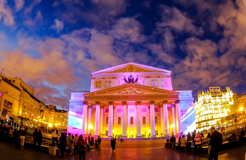 На Большом театре показали световое шоу памяти Майи Плисецкой 1 фото