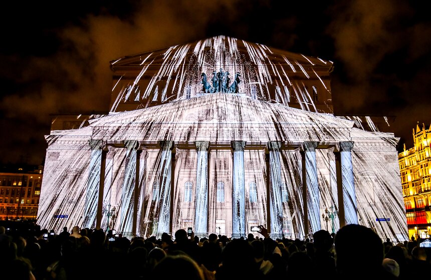 На Большом театре показали световое шоу памяти Майи Плисецкой 4 фото