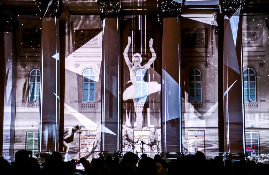 На Большом театре показали световое шоу памяти Майи Плисецкой 14 фото