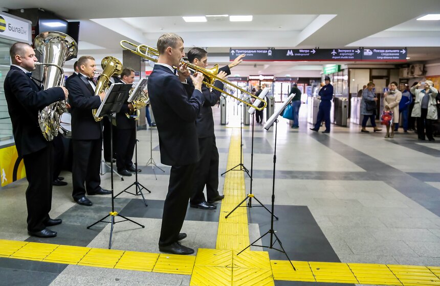 Джазово-духовой оркестр выступил на Павелецком вокзале 2 фото