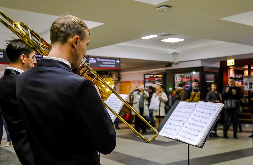 Джазово-духовой оркестр выступил на Павелецком вокзале 1 фото