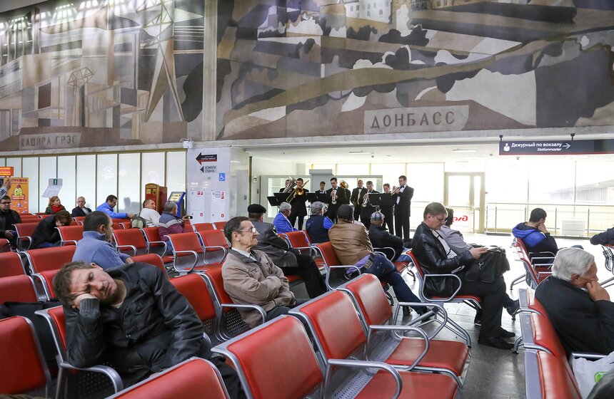 Джазово-духовой оркестр выступил на Павелецком вокзале 12 фото