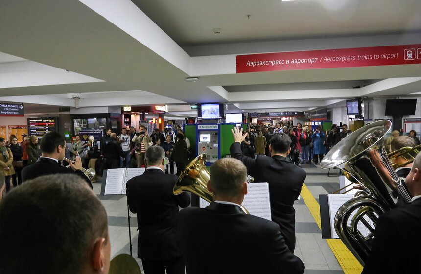 Джазово-духовой оркестр выступил на Павелецком вокзале 6 фото
