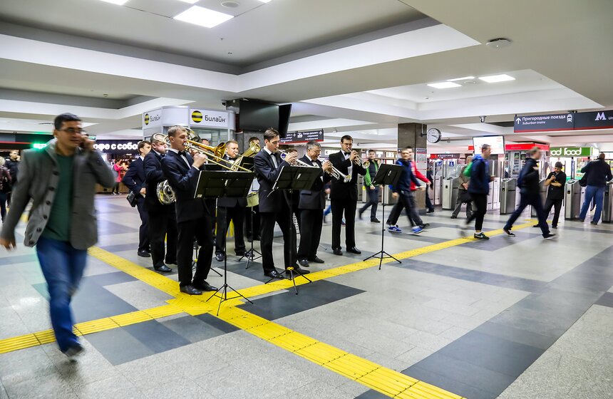 Джазово-духовой оркестр выступил на Павелецком вокзале 4 фото