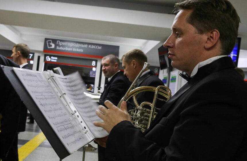 Джазово-духовой оркестр выступил на Павелецком вокзале 7 фото