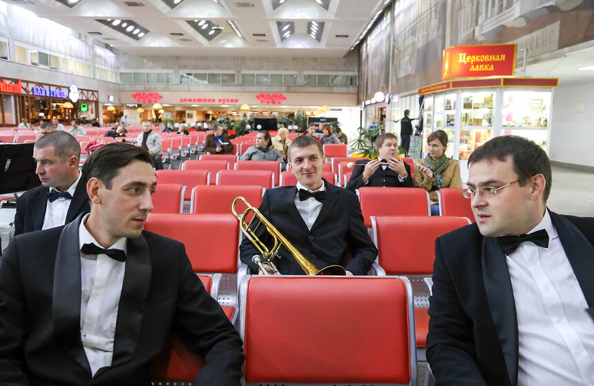 Джазово-духовой оркестр выступил на Павелецком вокзале 9 фото