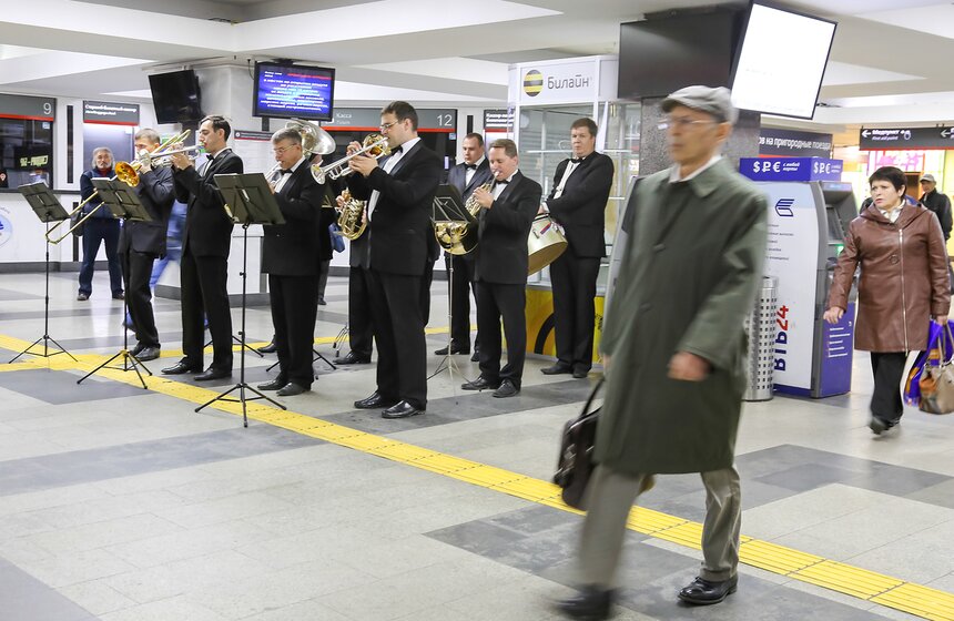 Джазово-духовой оркестр выступил на Павелецком вокзале 8 фото