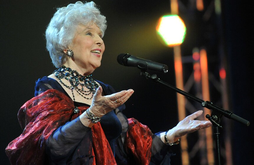 Актриса Вера Васильева во время выступления на бенефисе народного артиста России Александра Ширвиндта в театре им. Вахтангова. Фото: ТАСС/ Артем Коротаев