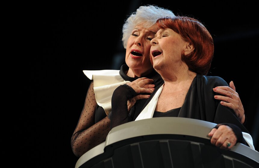 Актрисы Вера Васильева (Камелия) и Ольга Аросева (Сирена Дековар) в сцене из спектакля "Реквием по Радамесу" режиссера Романа Виктюка в театре Сатиры. Фото: ТАСС/ Александра Мудрац