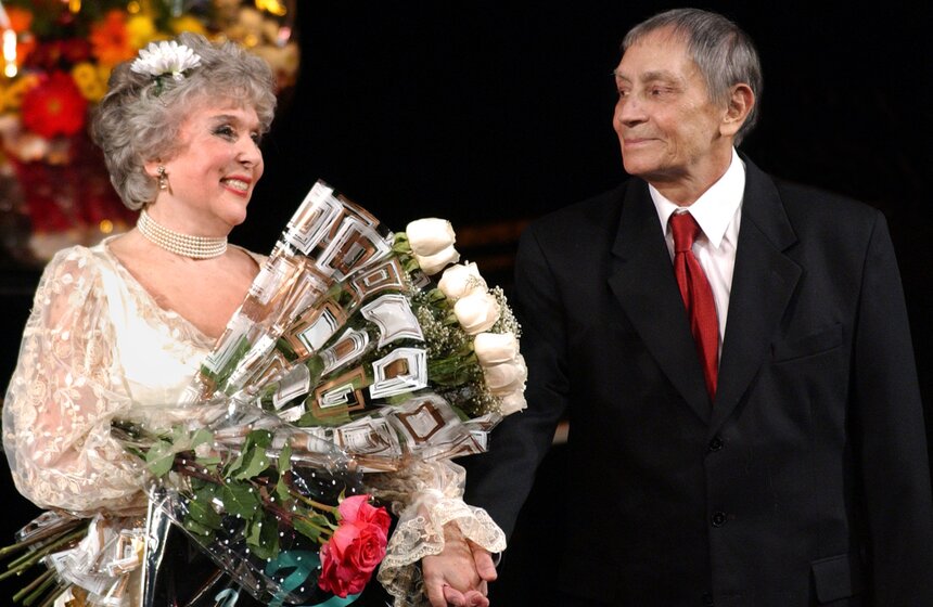 Актриса Вера Васильева с мужем, артистом Владимиром Ушаковым, во время праздничного вечера в честь ее 80-летия, который прошел в театре Сатиры. Фото: ТАСС/ Эмиль Матвеев