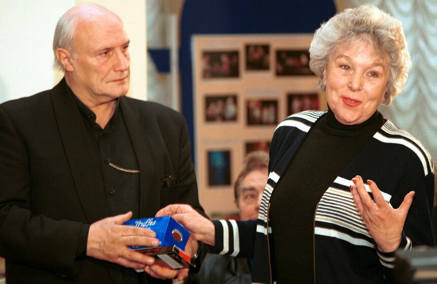 Народная артистка СССР Вера Васильева (справа) вручает премию имени И.М.Смоктуновского народному артисту России Александру Пороховщикову. Фото: ТАСС/ Валентин Кузьмин