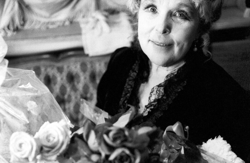 Спектакль "Без вины виноватые" на сцене Театра дружбы народов. Режиссер-постановщик Борис Голубицкий. Актриса Вера Васильева, приглашенная на роль Кручининой, после спектакля. Фото: ТАСС/ Александр Неменов