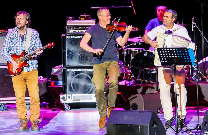 Эмир Кустурица выступил в "Крокус Сити Холле" со своим оркестром 17 фото