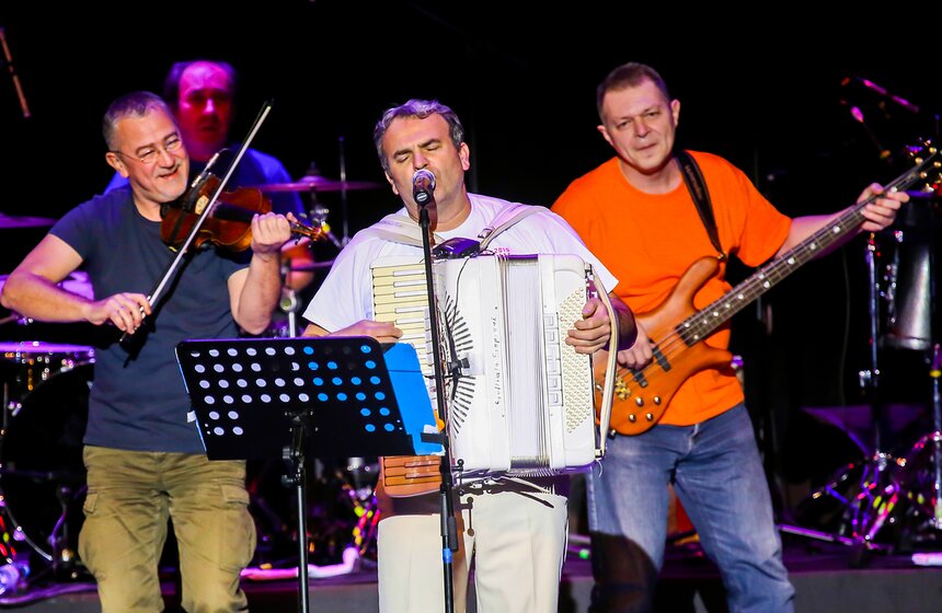 Эмир Кустурица выступил в "Крокус Сити Холле" со своим оркестром 15 фото