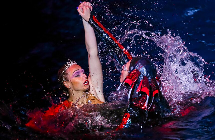 В "Олимпийском" прошла новогодняя елка на воде 27 фото