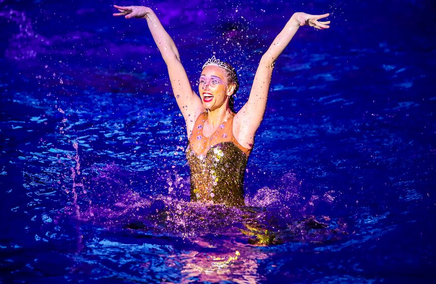 В "Олимпийском" прошла новогодняя елка на воде 20 фото