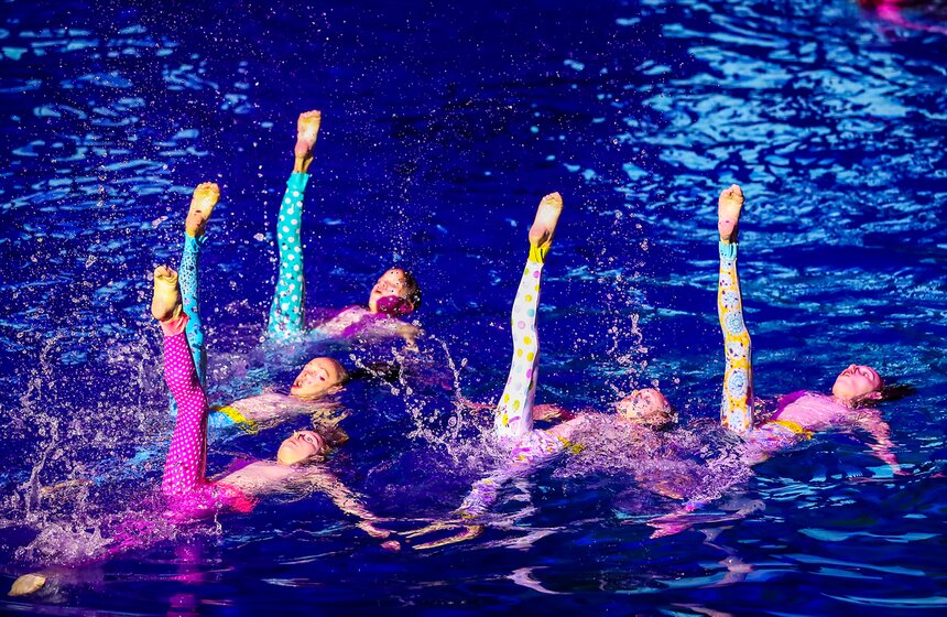 В "Олимпийском" прошла новогодняя елка на воде 18 фото