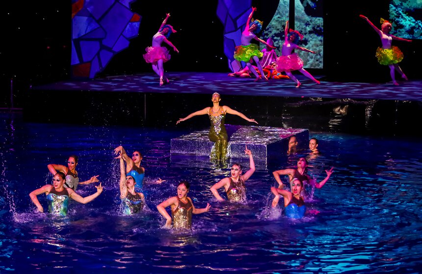 В "Олимпийском" прошла новогодняя елка на воде 21 фото